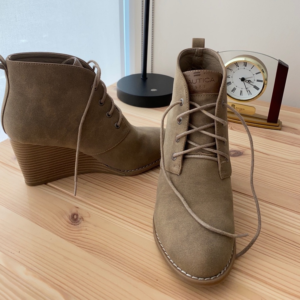 Nautica waterline wedge. Size 8.5